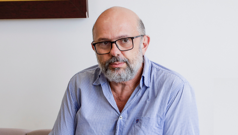 Fotografia close fechado do professor Crispino.