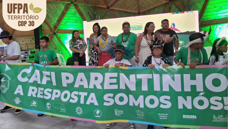 Fotografia registra um grupo de crianças segurando uma grande faixa com a seguinte inscrição: CAFI PARENTINHO - A RESPOSTA SOMOS NÓS! Sobre a foto, um selo identifica: UFPA TERRITÓRIO DA COP.