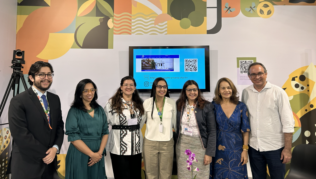 Fotografia posada de um grupo de sete pessoas.