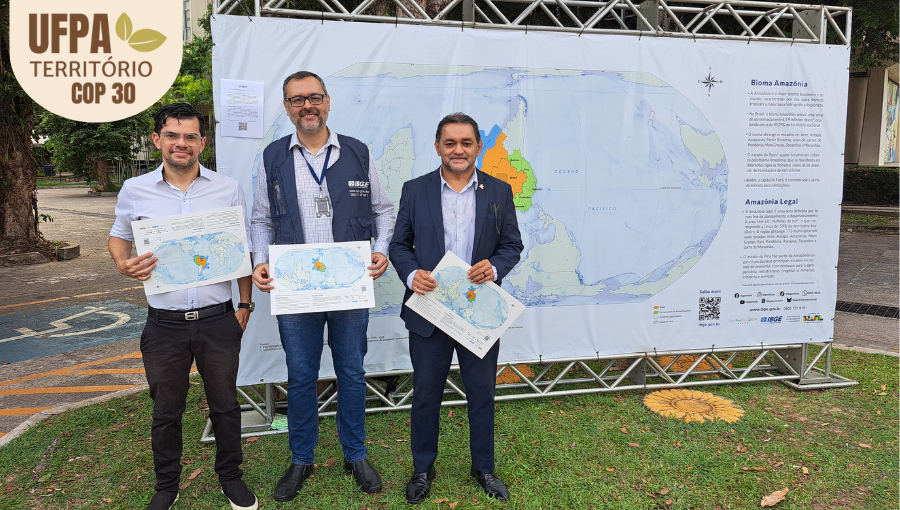 fOTOGRAFIA POSADA DE TRÊS HOMENS AO LADO DE UMA GRANDE MAPA. eNTRE O GRUPO, ESTÁ O PROFESSOR DA UFPA, EDMAR COSTA. Sobre a foto, um selo identifica: UFPA TERRITÓRIO DA COP.