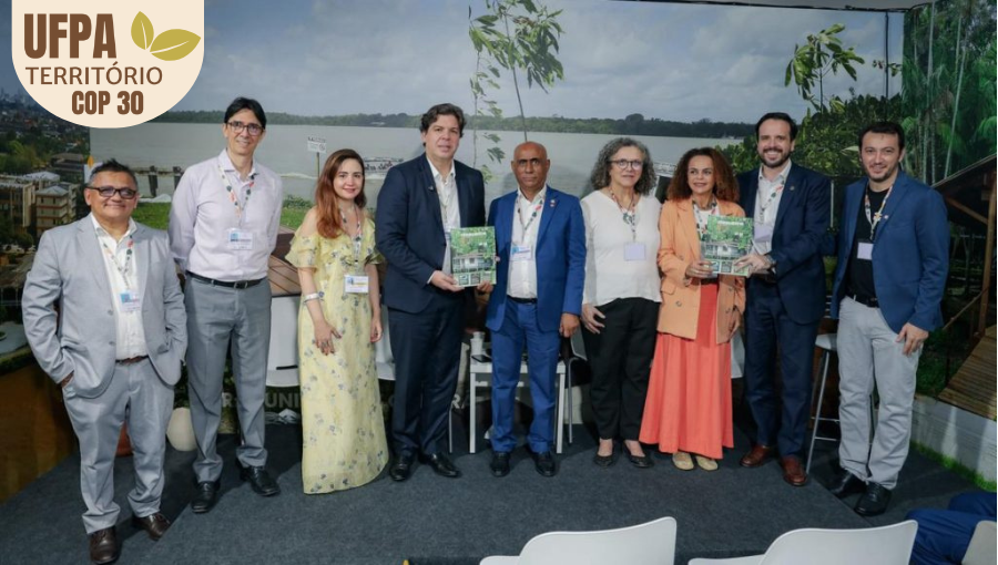 Fotografia posada de vários pesquisadores da UFPA, acompanhados pelo reitor da UFPA, Gilmar Pereira da Silva, e pela vice-reitora, Loiane Prado Verbicaro.