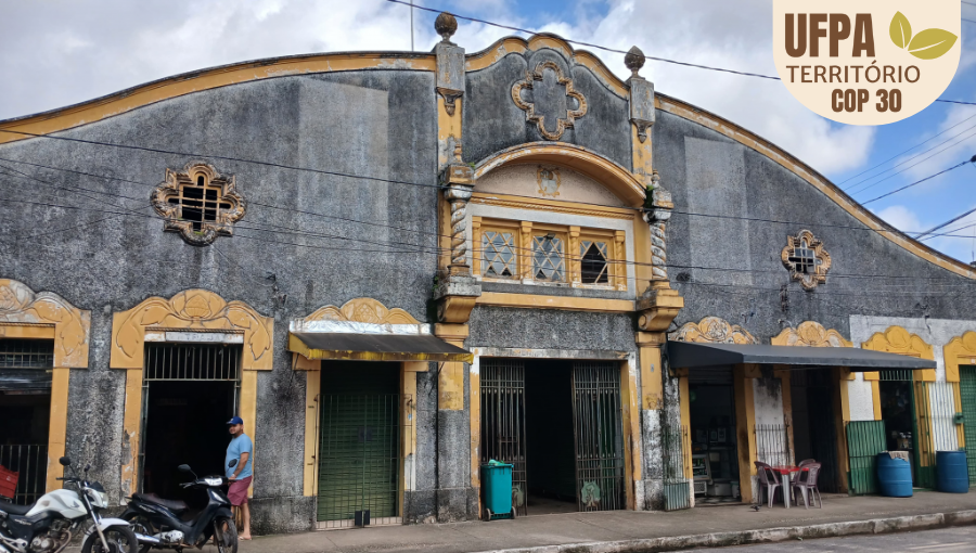 Foto da fachada do Mercado do Porto do Sal, no centro de Belém. Sobre a foto, um selo identifica: UFPA TERRITÓRIO DA COP.