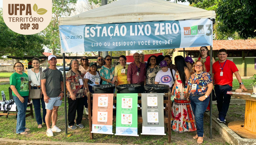 Fotografia posada registra um grupo de pessoas atrás de um estação de lixo. Sobre a foto, um selo identifica: UFPA TERRITÓRIO DA COP.