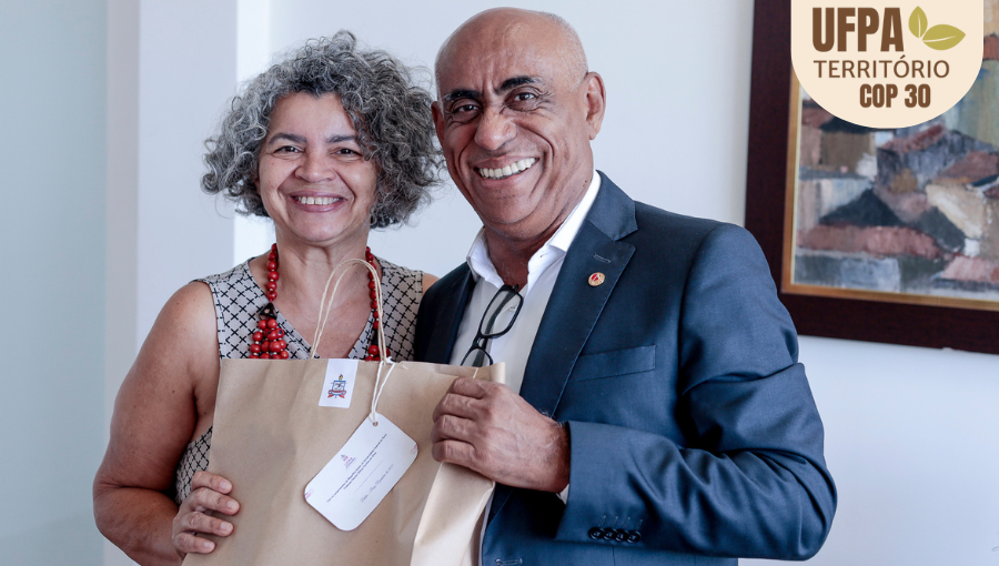 Fotografia posada do reitor da UFPA, Gilmar Pereira da Silva, com a ativista Ângela Mendes.