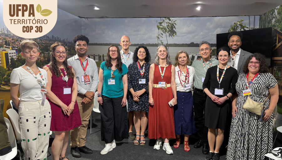 Foto mostra grupos de pessoas em pé. São homens e mulheres. Eles estão de pé e posam para a foto. No topo, à esquerda, há um selo com a inscrição: UFPA território COP 30