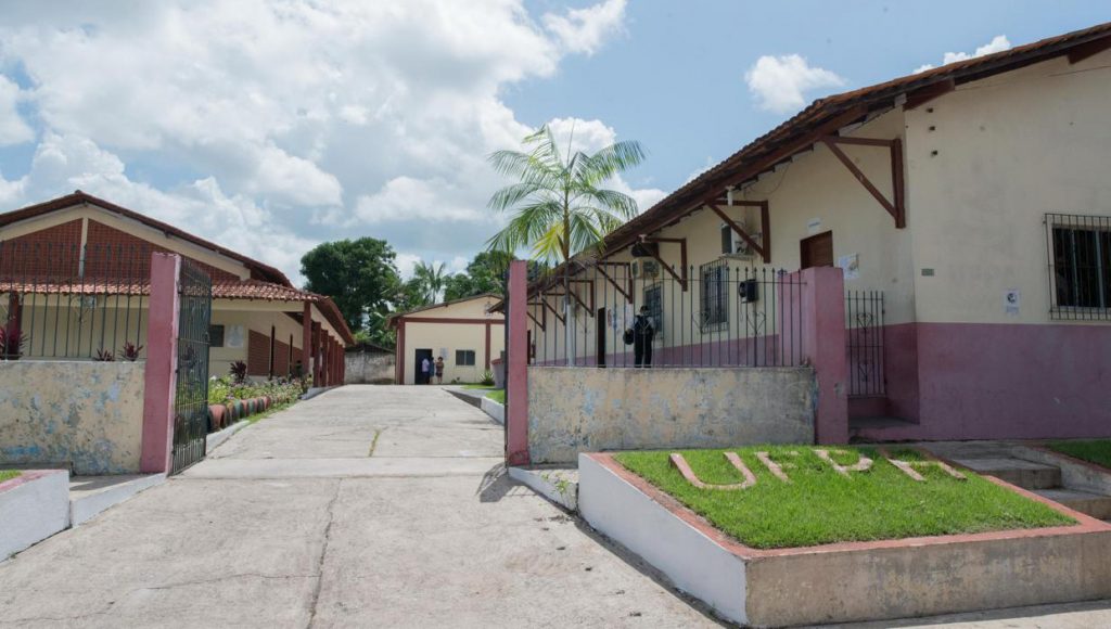Fotografia registra uma estrutura predial. Na entrada, há um gramado verde que destaca a sigla: UFPA.