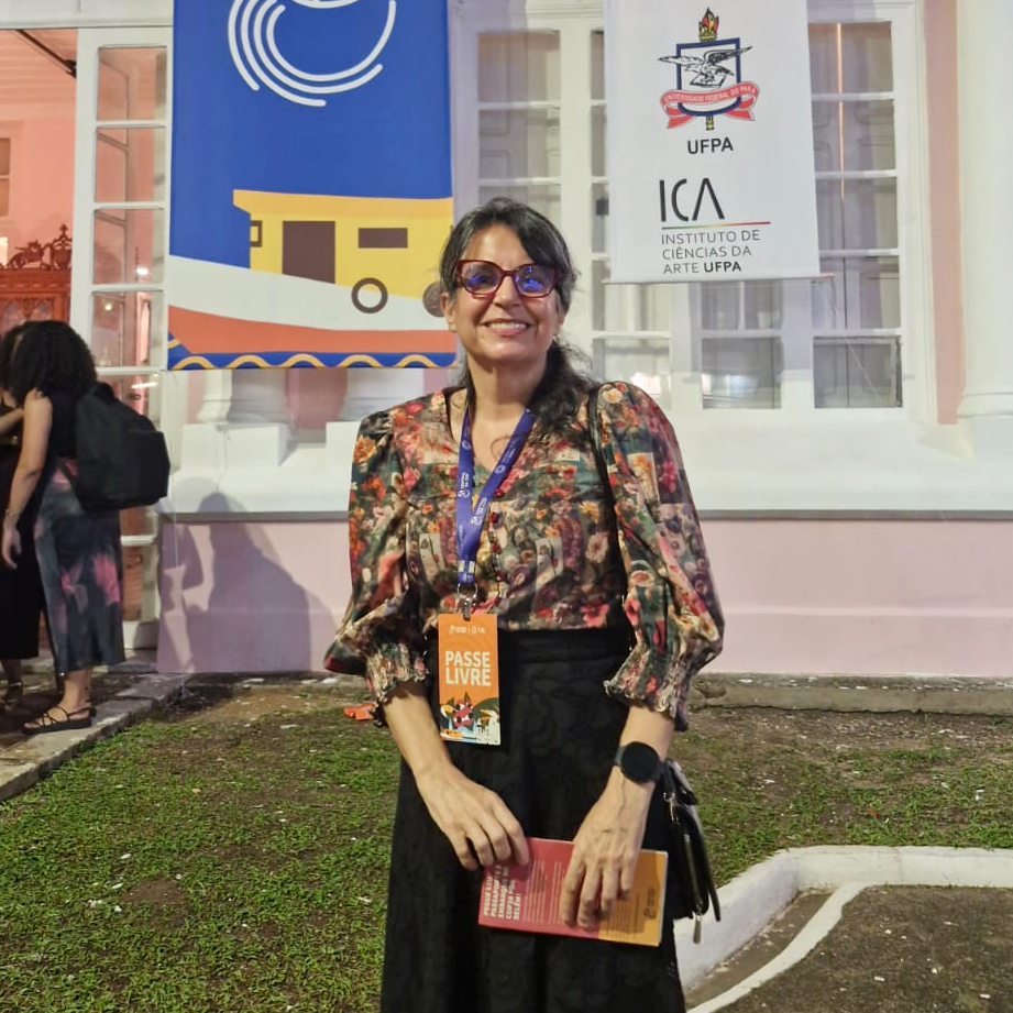 Fotografia posada da professora Isis Molinari, na frente do ICA.