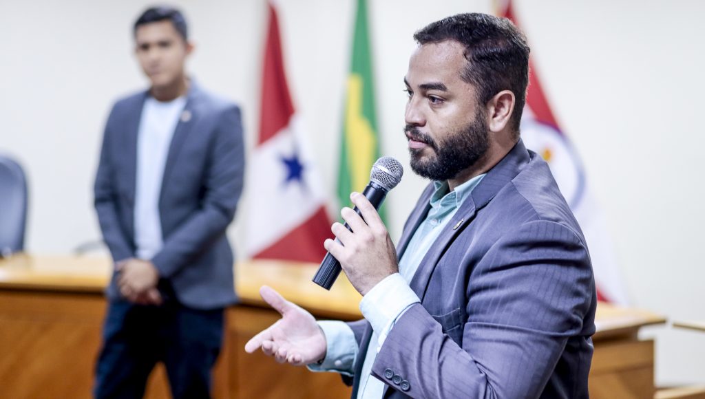 Fotografia registra o pró-reitor de Planejamento da UFPA, Christian Mayko, de perfil, enquanto ele fala ao microfone.