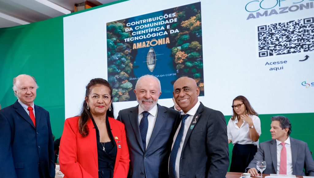 Fotografia posada do Reitor da UFPA, Gilmar Pereira da Silva, ao lado do Presidente da República, Luís Inácio Lula da Silva, e da vice-reitora da Universidade do Estado do Pará, Ilma Pastana.