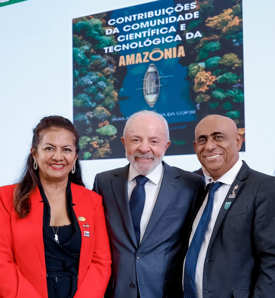 Fotografia posada do Reitor da UFPA, Gilmar Pereira da Silva, ao lado do Presidente da República, Luís Inácio Lula da Silva, e da vice-reitora da Universidade do Estado do Pará, Ilma Pastana.