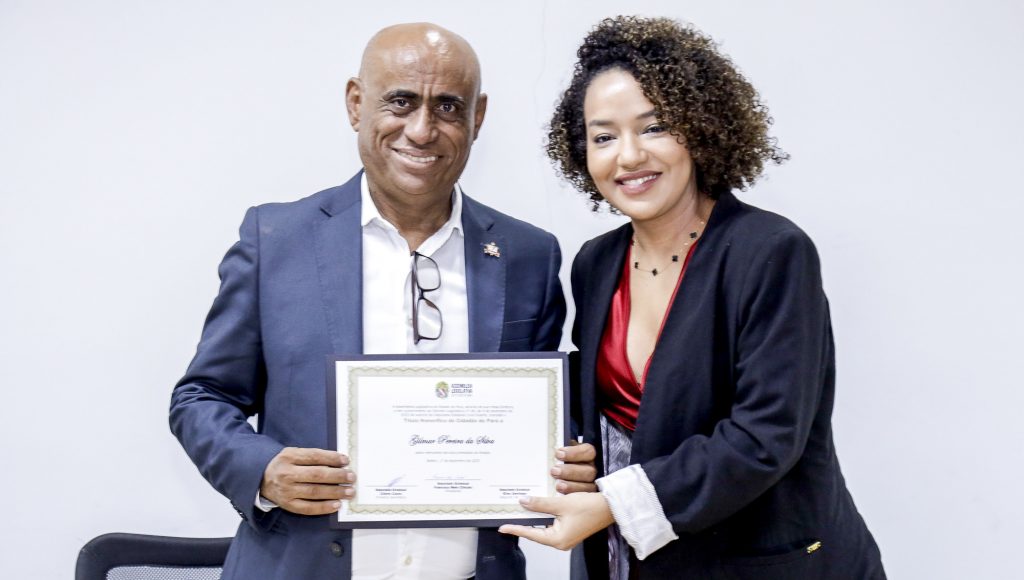 Fotografia posada do reitor da UFPA, Gilmar Pereira da Silva, juntamente com a deputada estadual Lívia Duarte. Ambos segurando um certificado.