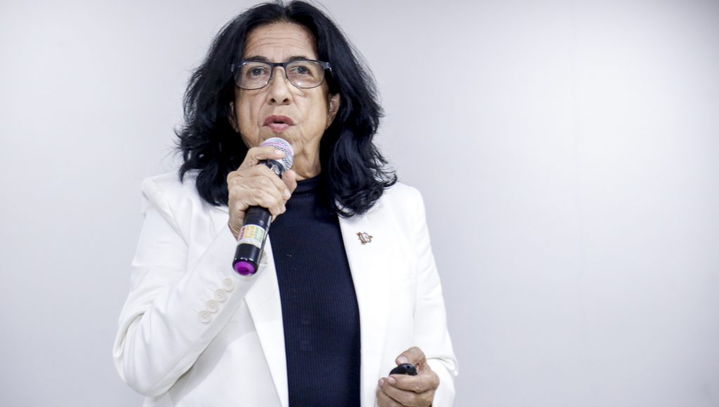 Fotografia registra a pró-reitora de Pesquisa e Pós-graduação da UFPA, Iracilda Sampaio, falando ao microfone.