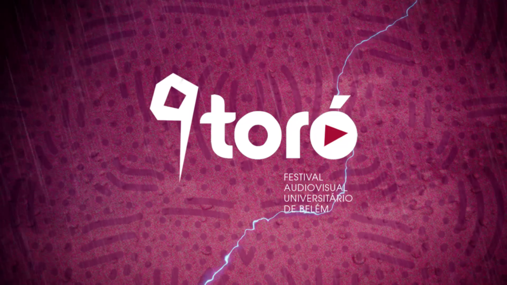 Arte tem fundo com textura de animal print na cor roxa. Centralizado, na cor branca, a inscrição 9 Toró. Um feixe de raio na cor azul atravessa a palavra.
