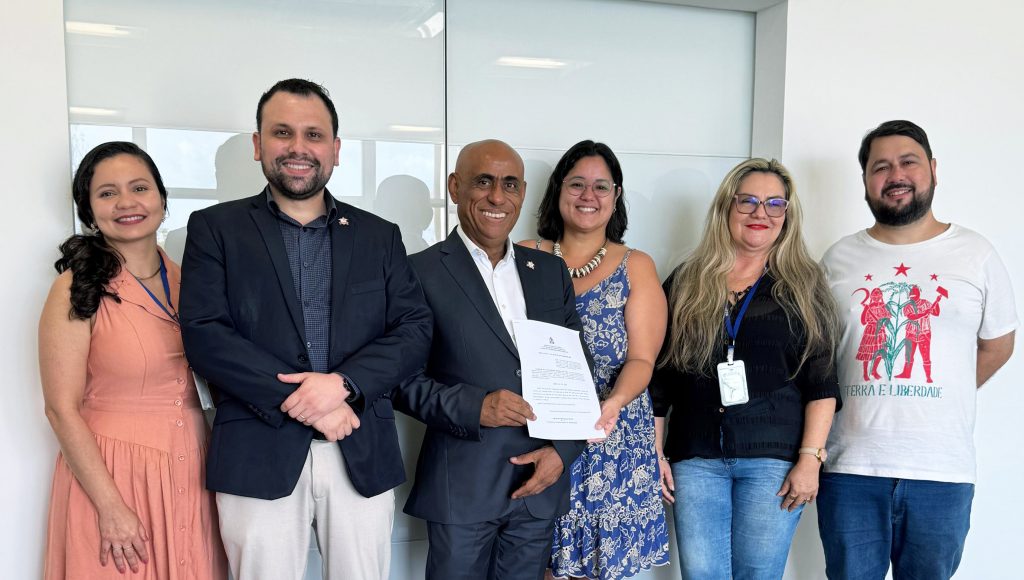 Fotografia posada de um grupo de pessoas, entre o grupo esão o reitor da UFPA, Gilmar Pereira da Silva; e o pró-reitor de Gestão de Pessoas da UFPA, Ícaro Peçanha.