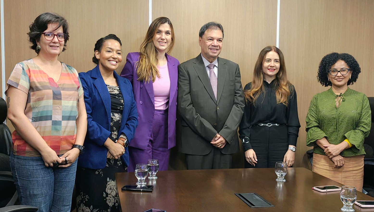 Fotografia posada de um grupo de pessoas, entre eles está a vice-reitora da UFPA, Loiane Prado Verbicaro.