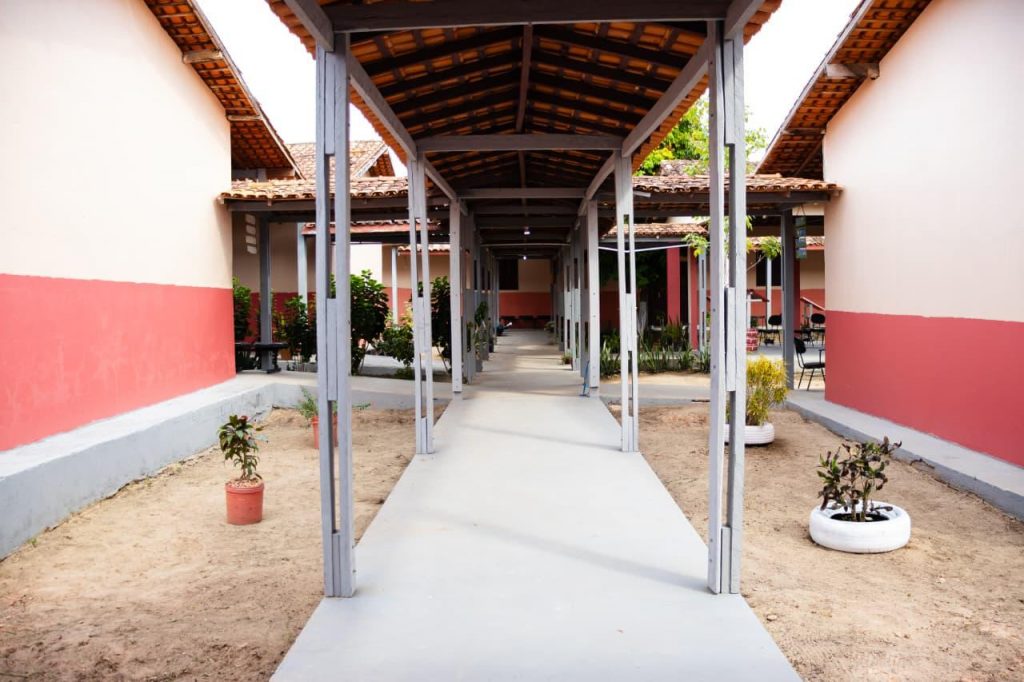 Fotografia mostra parte externa do polo. As paredes estão pintas em dois tons de rosa.