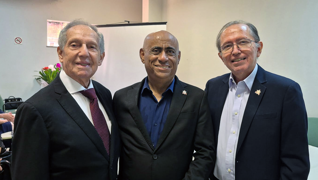 Fotografia posada do reitor da UFPA, Gilmar Pereira da Silva, acompanhado pelos professores Silvestre Savino Neto e Arival Cardoso de Brito.