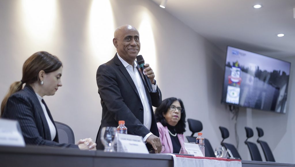 Fotografia registra o momento no qual o reitor da UFPA, Gilmar Pereira da Silva, fala ao microfone, durante um evento.