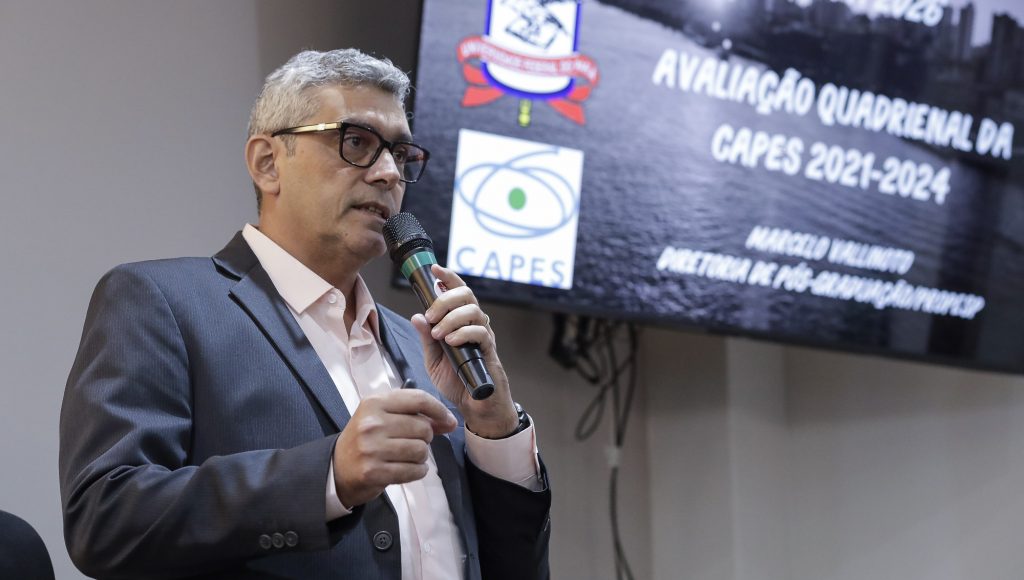 Fotografia registra o professor Marcelo Vallinoto falando ao microfone.