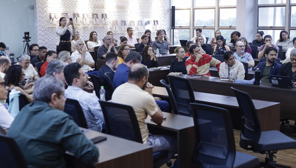 Fotografia registra parte de uma plateia.