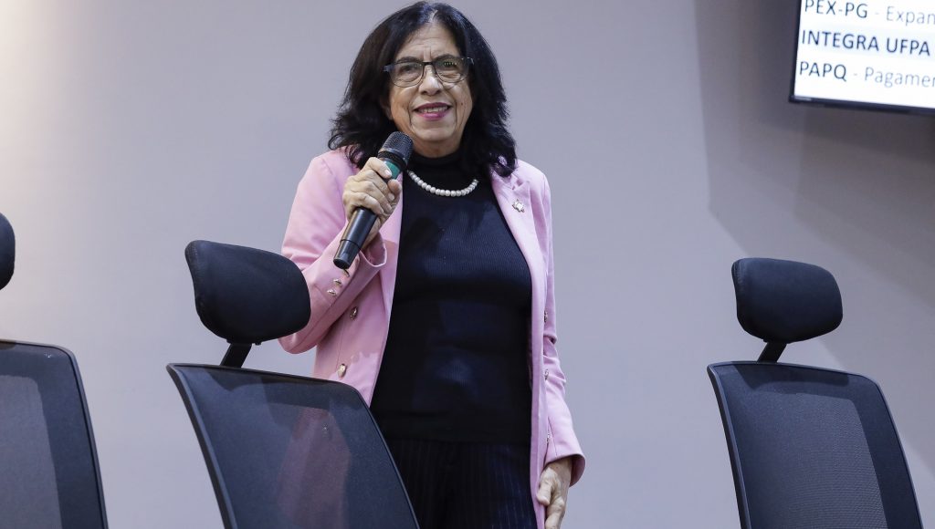 Fotografia registra a pró-reitora de Pesquisa e Pós-graduação da UFPA, Iracilda Sampaio, falando ao microfone.
