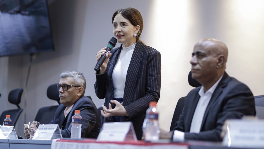 Fotografia registra a vice-reitora da UFPA, Loiane Prado Verbicaro, falando ao microfone.