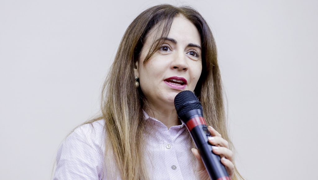 Fotografia registra a vice-reitora da UFPA, Loiane Prado Verbicaro, falando ao microfone.
