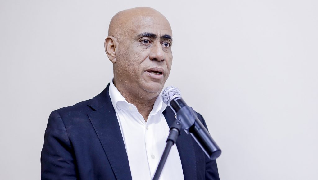 Fotografia registra o reitor da UFPA, Gilmar Pereira da Silva, falando ao microfone.