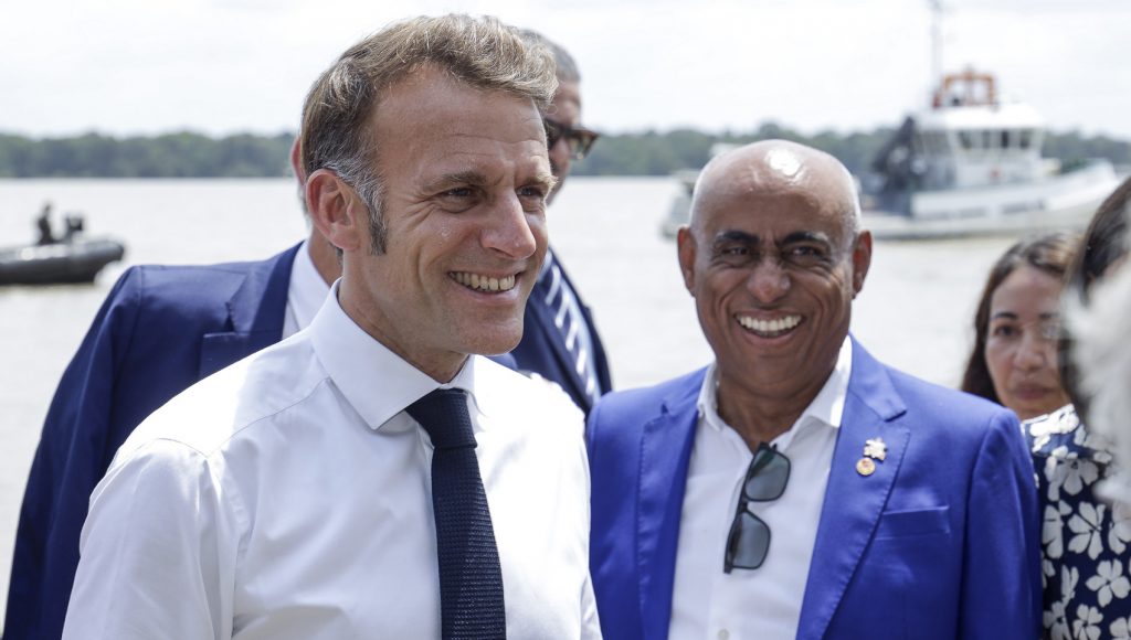 Fotografia registra o presidente da França, Emmanuel Macron, acompanhado do reitor da UFPA, Gilmar Pereira da Silva. Ambos sorriem.