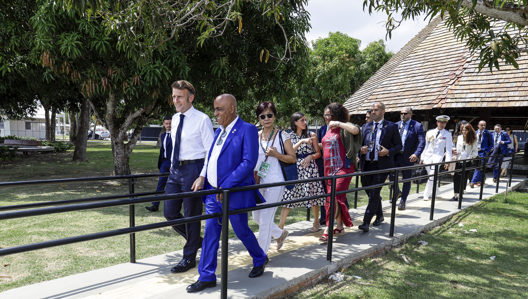 Fotografia registra o presidente da França, Emmanuel Macron, acompanhado do reitor da UFPA, Gilmar Pereira da Silva. Eles caminham nas proximidades da Capela Ecumênica no Campus Guamá da UFPA.