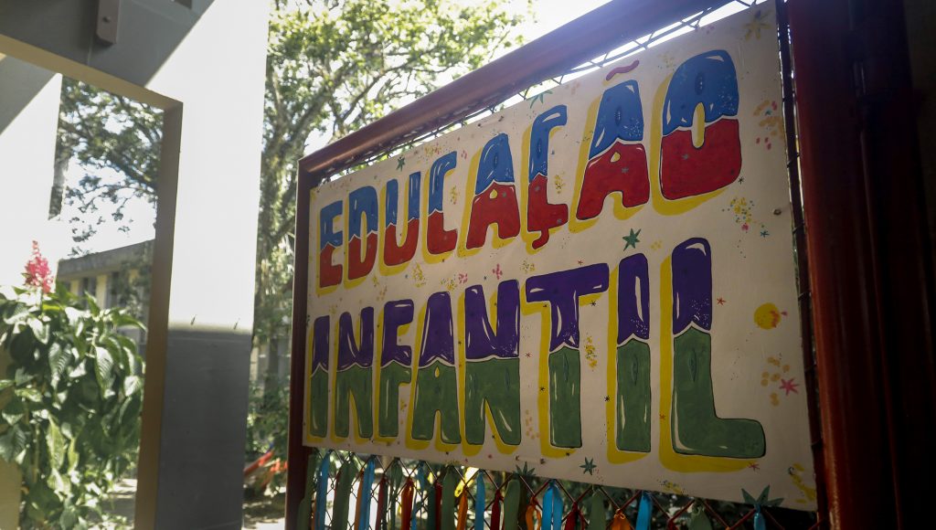 Fotografia registra uma placa com a seguinte informação: EDUCAÇÃO INFANTIL.