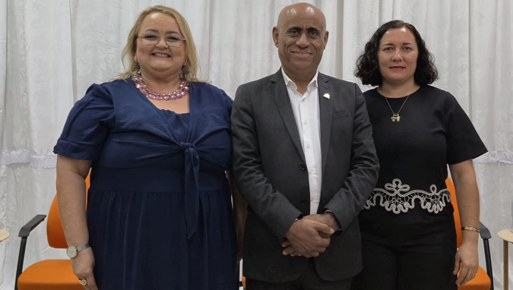 Fotografia posada do reitor da UFPA, Gilmar Pereira da Silva, com as professoras da UFPA Nelani e Simoni.