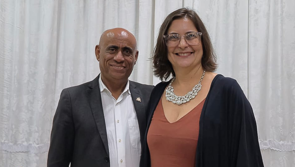 Fotografia posada do reitor da UFPA, Gilmar Pereira da Silva, com a professora Moirah Menezes.