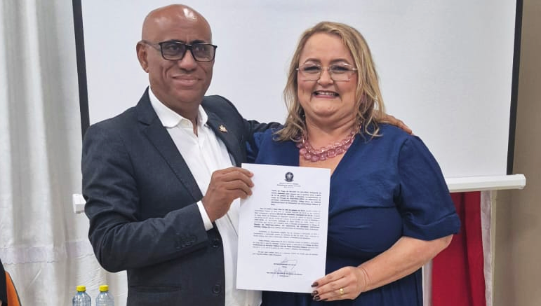 Fotografia posada do reitor da UFPA, Gilmar Pereira da Silva, com a nova diretora do Iecos, Nelane do Socorro Marques da Silva.