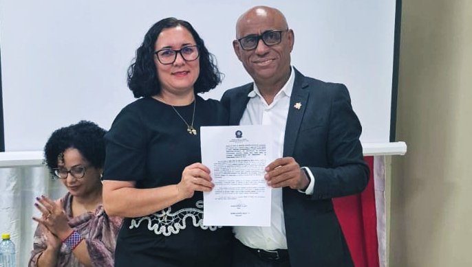 Fotografia posada do reitor da UFPA, Gilmar Pereira da Silva, com a nova diretora-adjunta do Iecos, Simoni Santos da Silva.