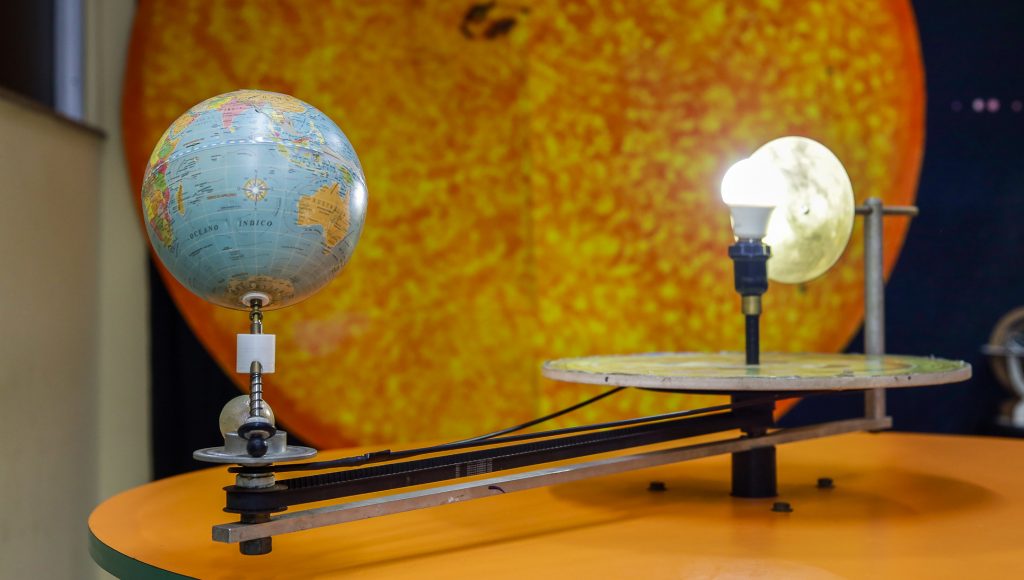 Fotografia registra uma montagem que reproduz a movimentação do sol ao redor da terra.