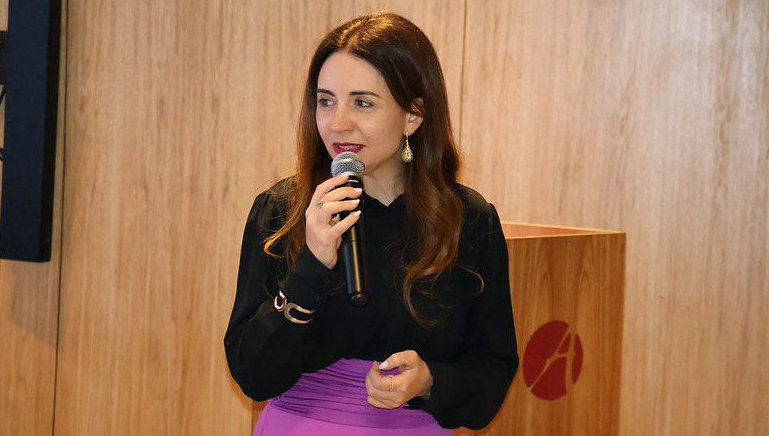 Fotografia registra a vice-reitora da UFPA, Loiane Prado Verbicaro, falando ao microfone.