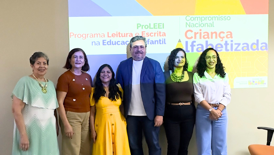 Fotografia posada de um grupo de seis pessoas. São elas: o Pró-Reitor de Extensão da UFPA, Nelson Souza Júnior; a coordenadora do ProLEEI CNCA-UFPA, professora Sônia Regina dos Santos Teixeira; a Diretora Adjunta do Instituto de Educação da UFPA (ICED), professora Celi Bahia; a presidente da União Nacional dos Dirigentes Municipais de Educação (Undime Pará) e Secretária de Educação de Moju, Sandra Helena Ataíde de Lima; a representante da Secretaria de Educação do Estado do Pará (Seduc), Fabiana Sena da Silva; e a articuladora estadual da Rede Nacional de Articulação de Gestão, Formação e Mobilização (Renalfa/MEC), Tatiana Cristina Vasconcelos Maia.