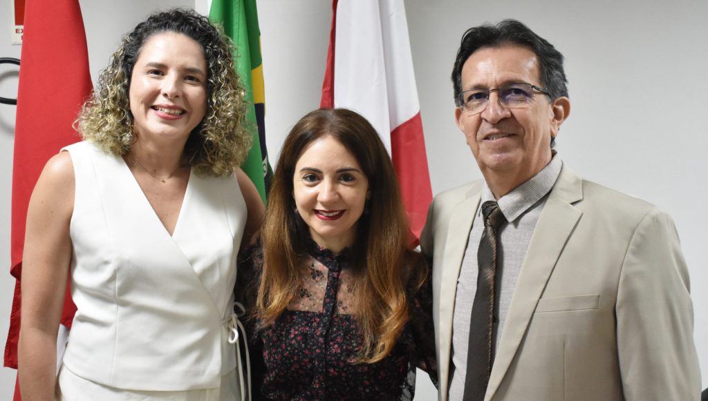 Fotografia do Cláudio Nery Lamarão, novo diretor-geral, e Sury de Moura Monteiro, nova diretora-adjunta, juntamente com a vice-reitora da UFPA, Loiane Prado.