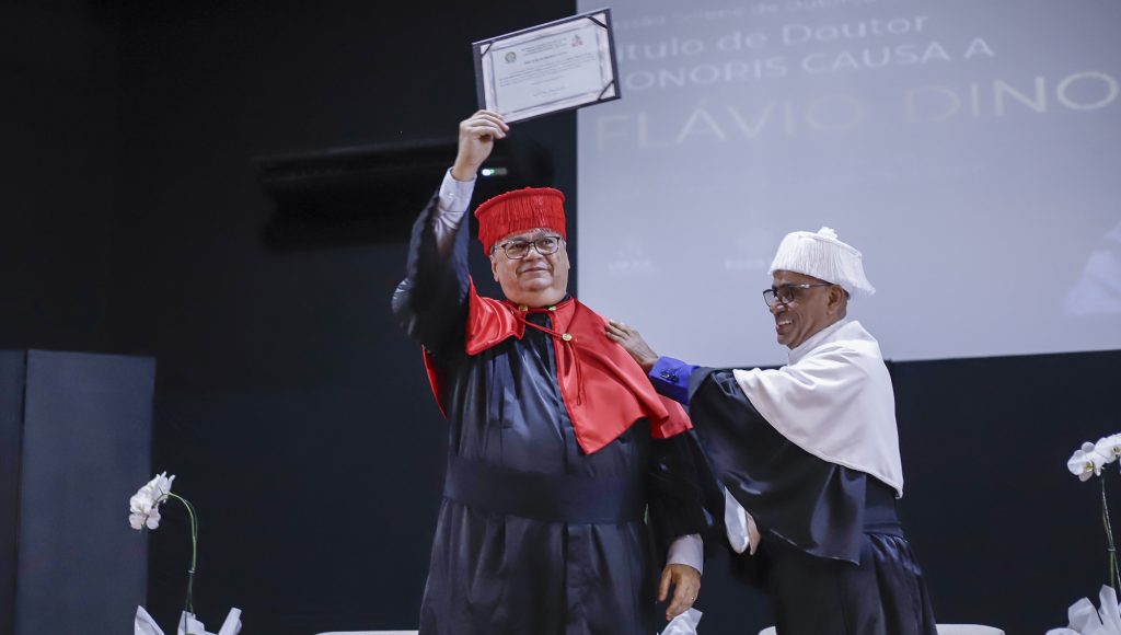 Fotografia registra o reitor da UFPA, Gilmar Pereira da Silva, e o Ministro do STF, Flavio Dino. Flavio Dino segura uma placa.