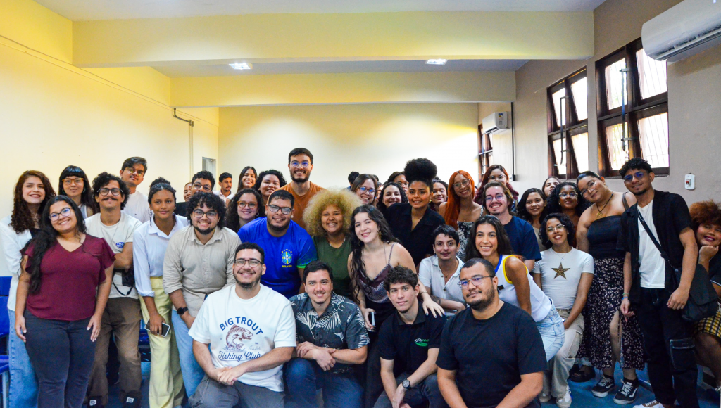 Fotografia posada de uma grande grupo de pessoas.