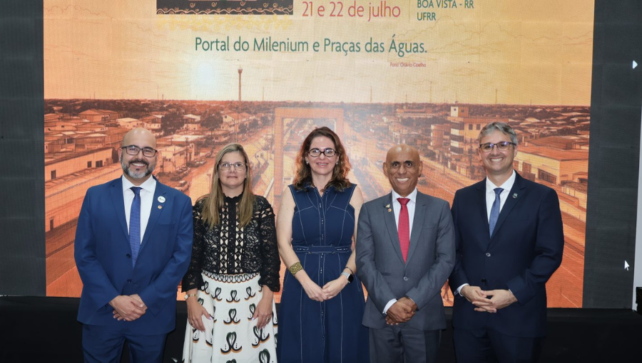 Fotografia da nova diretoria da Andifes. São três homens e duas mulheres. Os homens usam terno social e as mulheres estão de vestido jeans e a outra de saia e blusa de manga longa. Todos estão de pé e sorrindo para a foto.