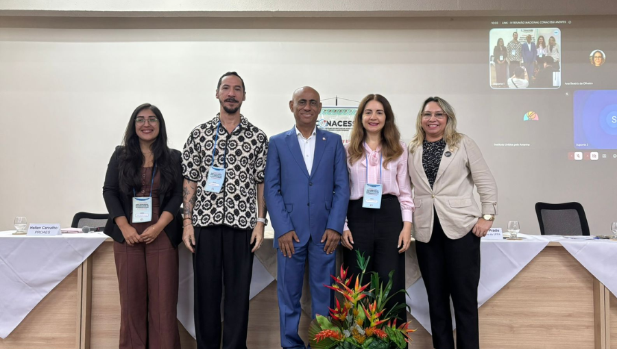 Fotografia posada de um grupo de pessoas. No grupo estão o reitor da UFPA, Gilmar Pereira da Silva; e a vice-reitora, Loiane Prado.