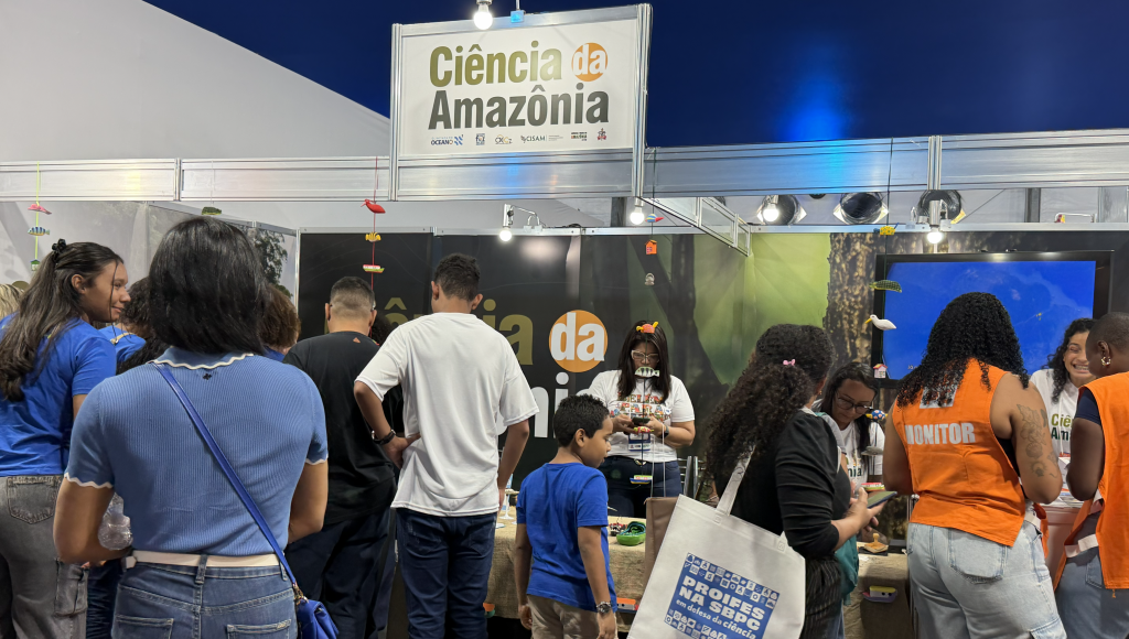 Fotografia registra um estande com a seguinte identificação: Ciência da Amazônia.