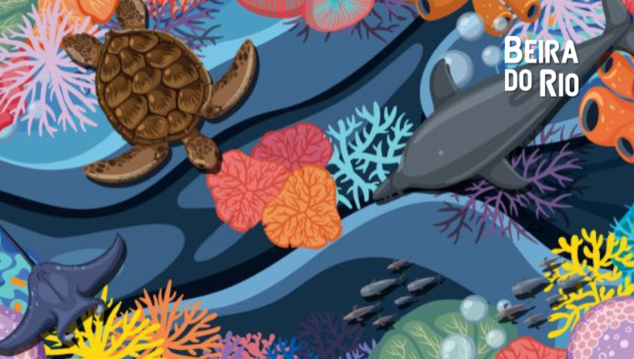 Ilustração de um fundo do mar em tons de azul, com corais coloridos em rosa, laranja, amarelo, roxo e verde espalhados pela cena. No centro, uma tartaruga marinha de casco marrom nada para a esquerda. À direita, um golfinho cinza nada com bolhas de ar ao redor. Abaixo dele, um pequeno cardume de peixes escuros nada em fileira. No canto inferior esquerdo, uma arraia azul-escura nada com as nadadeiras abertas. Bolhas de água aparecem espalhadas por toda a imagem.