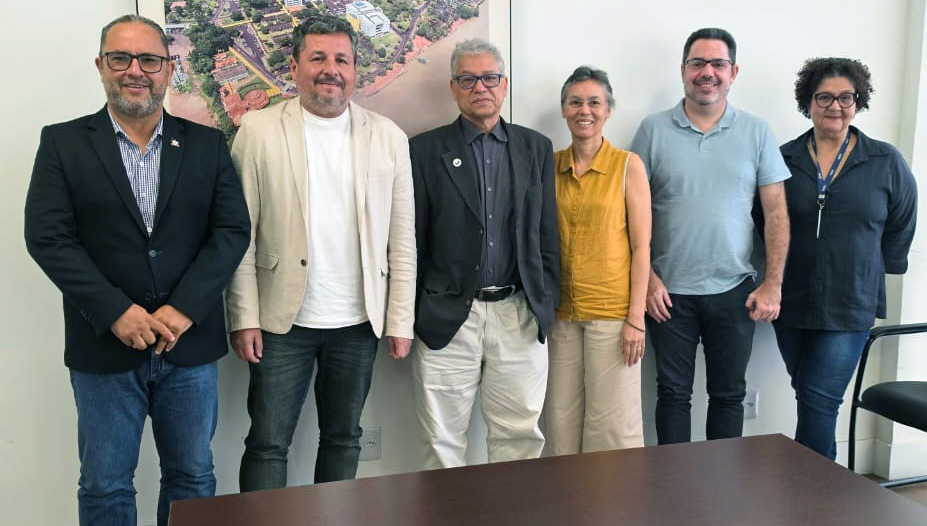 Fotografia posada de um grupo de pessoas, entre eles estão o Pró-reitor de Extensão da UFPA, Nelson Junior; e o Secretário Geral da Reitoria, Doriedson Rodrigues.