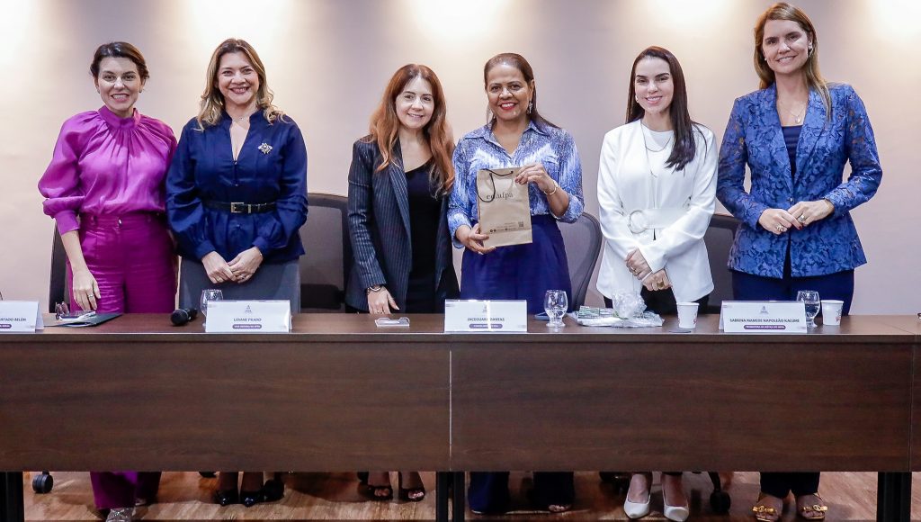 Fotografia posada de um grupo de seis mulheres, são elas: a vice-reitora da UFPA, Loiane Prado; a conselheira Jaceguara Dantas, do Conselho Nacional de Justiça (CNJ), professora do Instituto de Ciências Jurídicas (ICJ) Luciana Paul; Brenda Araújo, vice-presidente da OAB; Mônica Palheta, Defensora Pública-Geral; e Sabrina Mamede, Promotora de Justiça do Pará.