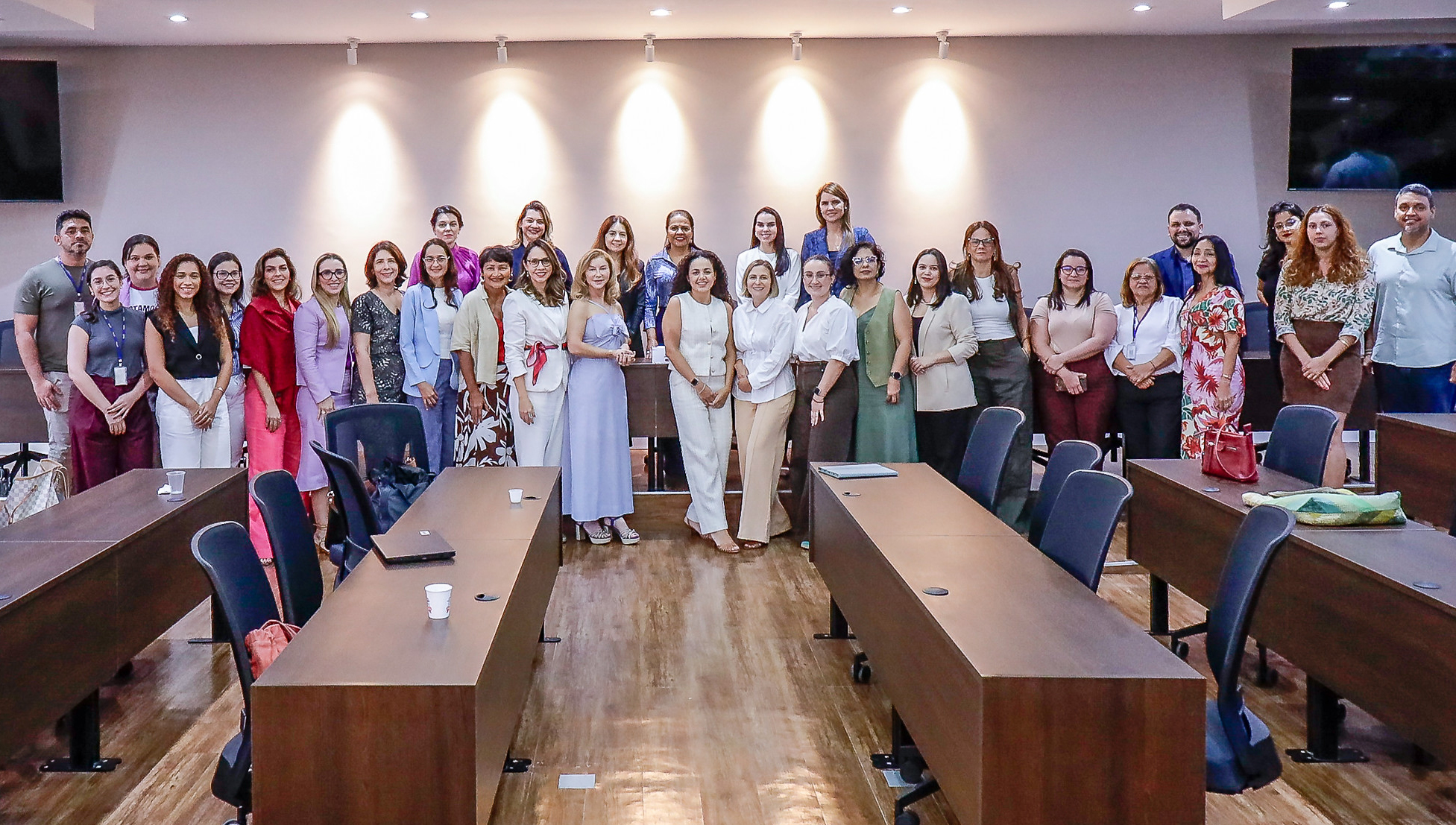 Fotografia posada de um grande grupo de pessoas. O grupo é composto, majoritariamente, por mulheres.