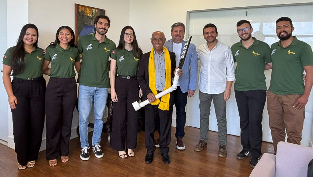 Fotografia registra o reitor da UFPA, Gilmar Pereira da Silva, acompanhado de um grupo de estudantes. Todos vestem comisa com a logo da Enactus UFPA. O grupo é acompanhado pelo pró-reitor de Extensão, Nelson jr e pelo professor orientador do time Enactus UFPA, Augusto Lacerda.