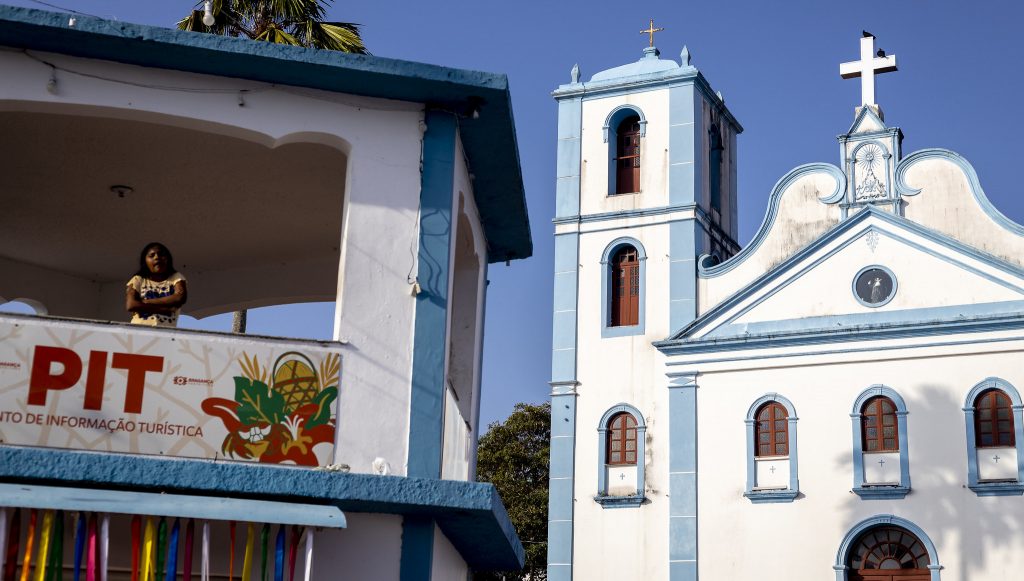 Fotografia registra parte da fachada da Igreja de São benedito em Bragança, no Pará.